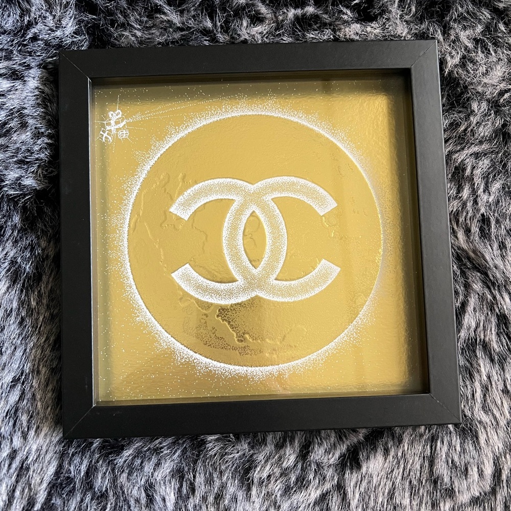 Elegant Black and Gold CHANEL Wall Decor Set - Picture 4 of 9
